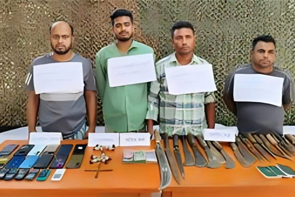 চট্টগ্রামে অস্ত্রসহ গ্রেপ্তার চার সন্ত্রাসী
