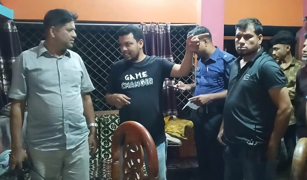চুয়াডাঙ্গায় বাড়িতে ঢুকে স্কুল শিক্ষিকার স্বর্ণালংকার লুট 1745817878 চুয়াডাঙ্গায় বাড়িতে ঢুকে স্কুল শিক্ষিকার স্বর্ণালংকার লুট