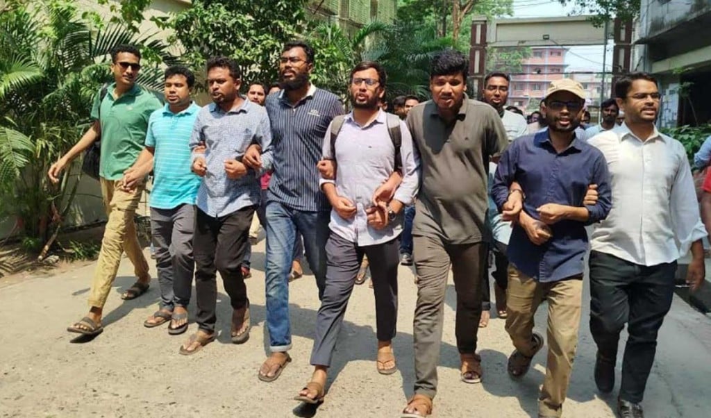 জবি শিক্ষার্থীদের মানববন্ধন 1745750529 পিএসসি সংস্কারসহ ৮ দফা দাবিতে জবি শিক্ষার্থীদের বিক্ষোভ