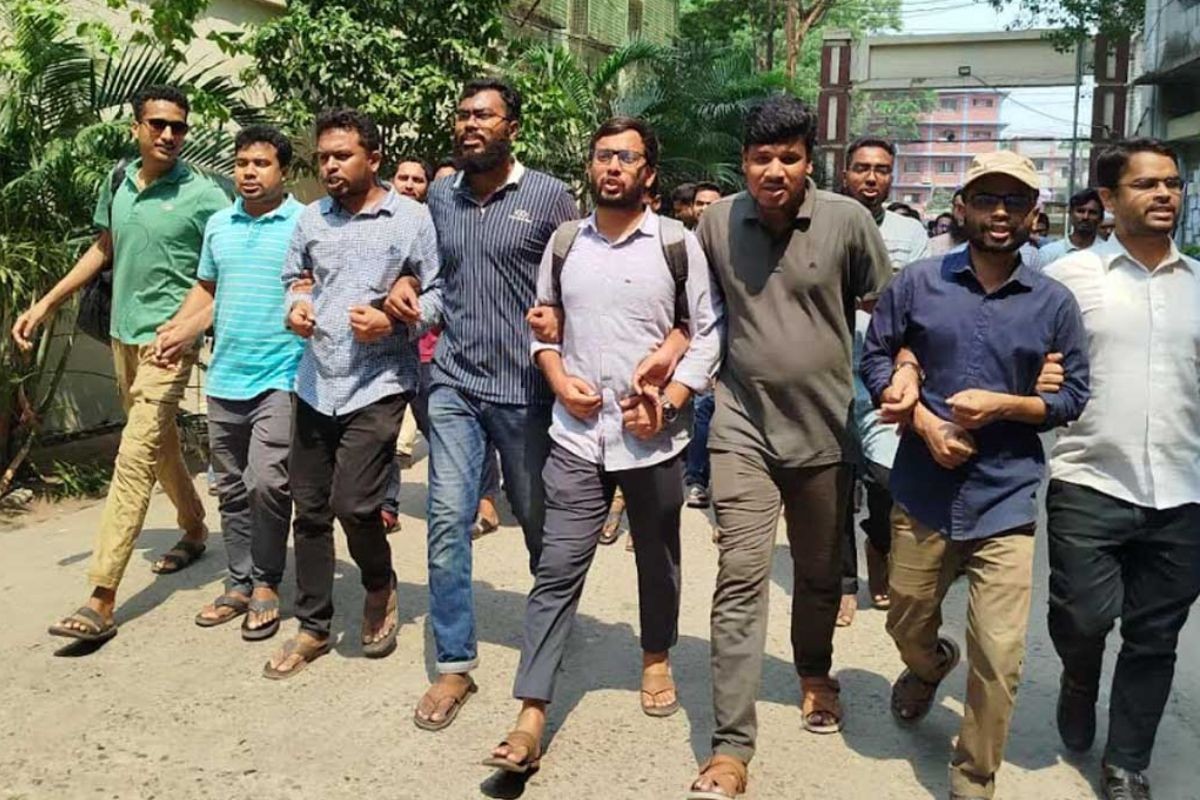 পিএসসি সংস্কারসহ ৮ দফা দাবিতে জবি শিক্ষার্থীদের বিক্ষোভ