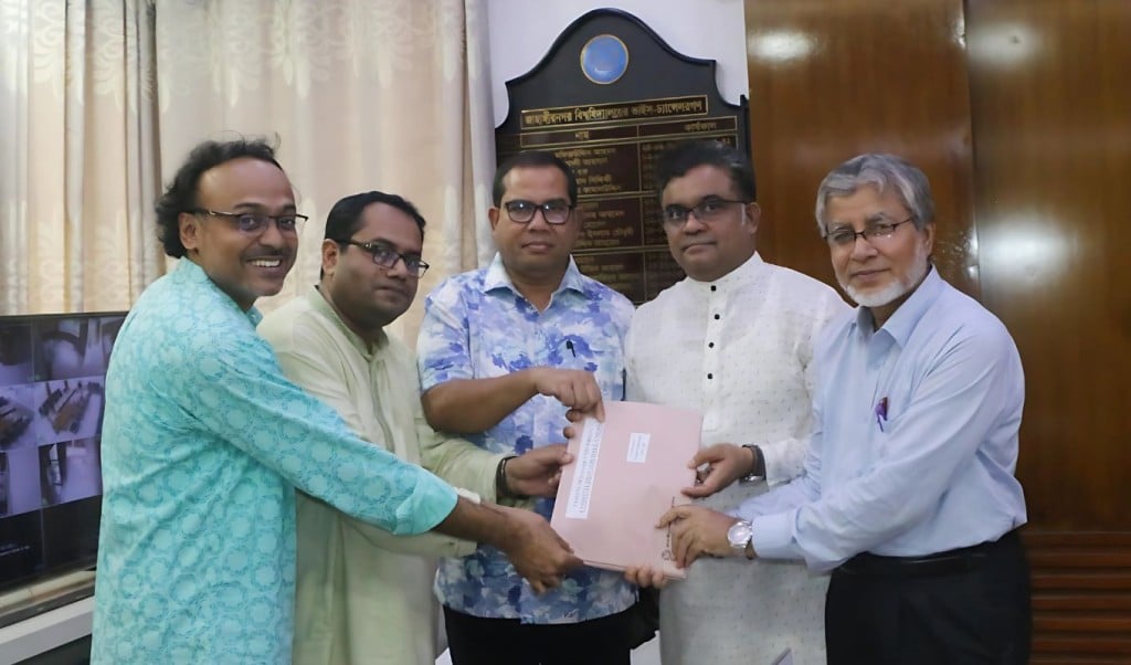 জাকসু 1745413780 জাকসুর খসড়া গঠনতন্ত্র উপাচার্যের নিকট হস্তান্তর