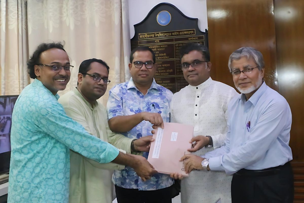 জাকসুর খসড়া গঠনতন্ত্র উপাচার্যের নিকট হস্তান্তর