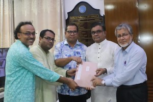 জাকসুর খসড়া গঠনতন্ত্র উপাচার্যের নিকট হস্তান্তর