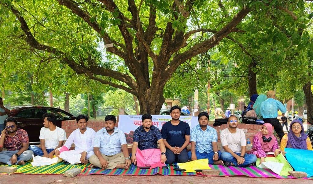 জাবি শিক্ষার্থীদের অনশন কোনো ছাত্রের ক্ষতি হলে সেদিনই ইন্টেরিম সরকারের শেষ দিন 1745414908 জাবি শিক্ষার্থীদের অনশন: ‘কোনো ছাত্রের ক্ষতি হলে সেদিনই ইন্টেরিম সরকারের শেষ দিন’
