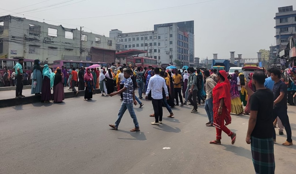 টঙ্গীতে শ্রমিকদের মহাসড়ক অবরোধ 1745997084 টঙ্গীতে শ্রমিকদের মহাসড়ক অবরোধ, সাউন্ড গ্রেনেড ও গরম পানি নিক্ষেপ