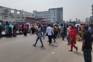 টঙ্গীতে শ্রমিকদের মহাসড়ক অবরোধ, সাউন্ড গ্রেনেড ও গরম পানি নিক্ষেপ