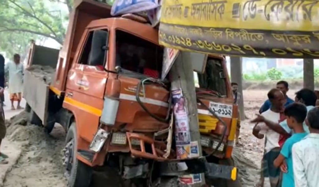 টাঙ্গাইলে 1743749980 টাঙ্গাইলে ট্রাকচাপায় আনসার কমান্ডারের মৃত্যু