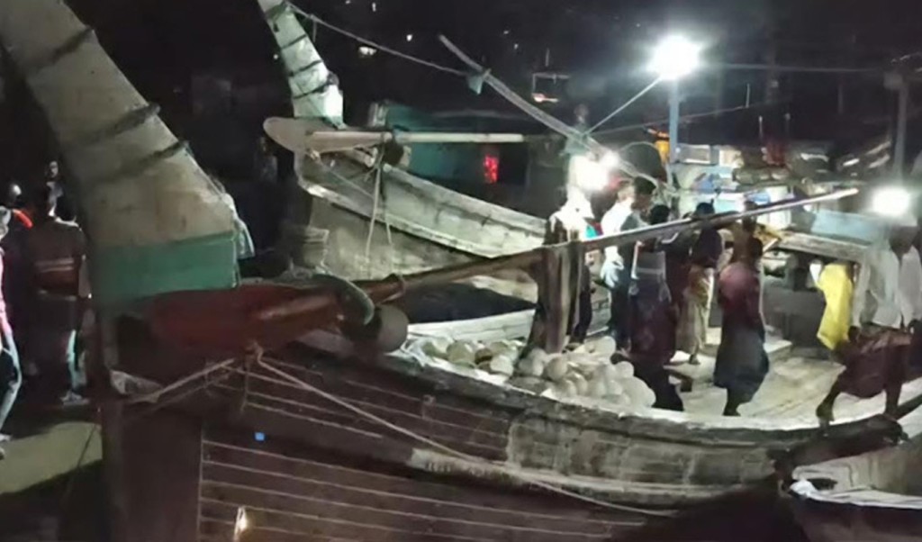 বঙ্গোপসাগরে মাছধরার ট্রলারে ডাকাতি, গুলিবিদ্ধসহ আহত ৮ 2 ট্রলারে ডাকাতি 1744337890 বঙ্গোপসাগরে মাছধরার ট্রলারে ডাকাতি, গুলিবিদ্ধসহ আহত ৮