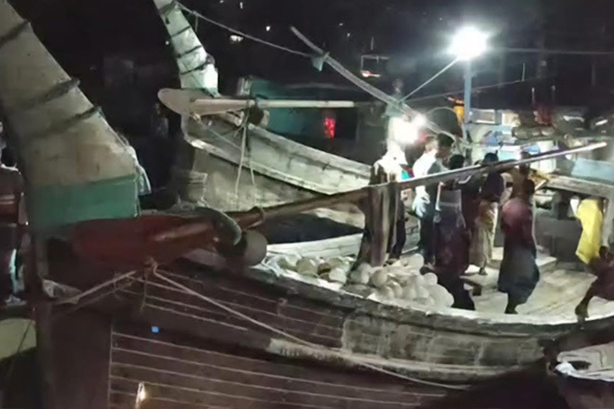 বঙ্গোপসাগরে মাছধরার ট্রলারে ডাকাতি, গুলিবিদ্ধসহ আহত ৮