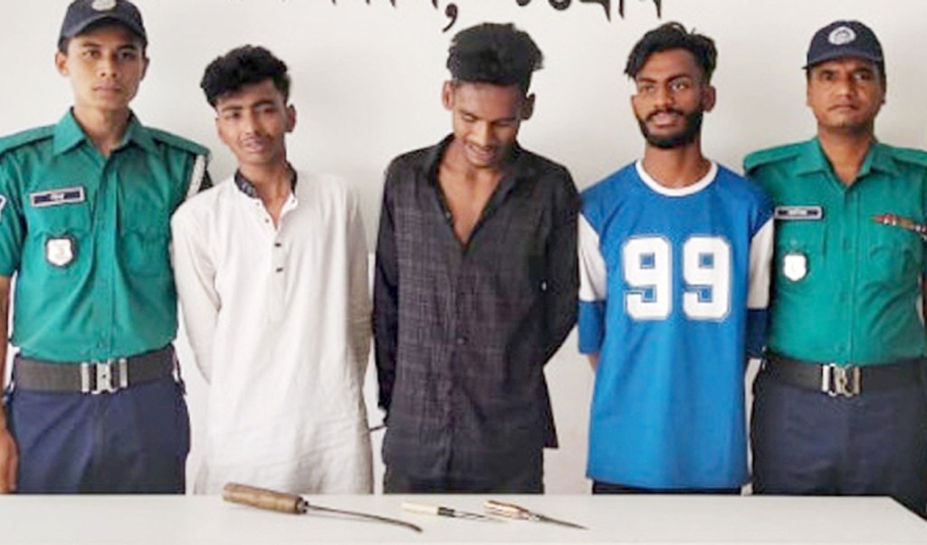 চট্টগ্রামে ডাকাতির প্রস্তুতিকালে ডাকাতদলের ৩ সদস্য গ্রেপ্তার 3 ডাকাত 1743580994 চট্টগ্রামে ডাকাতির প্রস্তুতিকালে ডাকাতদলের ৩ সদস্য গ্রেপ্তার