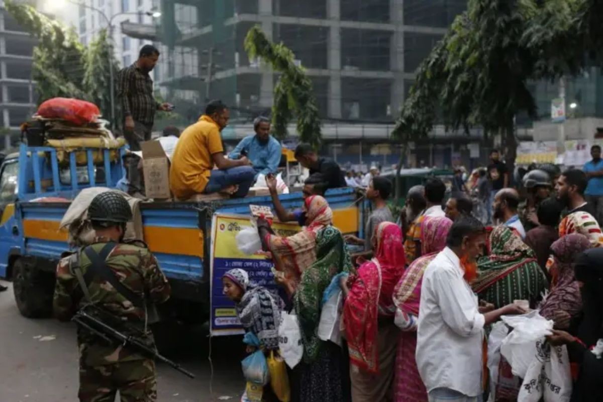 ‘টোকা দিলেই পড়ে যাবে’—বাংলাদেশে দারিদ্র্য নিয়ে শঙ্কায় অর্থনীতিবিদরা