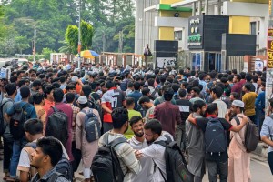 খামারবাড়িতে মুখোমুখি অবস্থানে কৃষি ডিপ্লোমা ও শেরেবাংলার শিক্ষার্থীরা