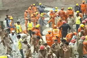 ভারতে ভবন ধসে চার জনের মৃত্যু, আটকা পড়েছেন অনেকে