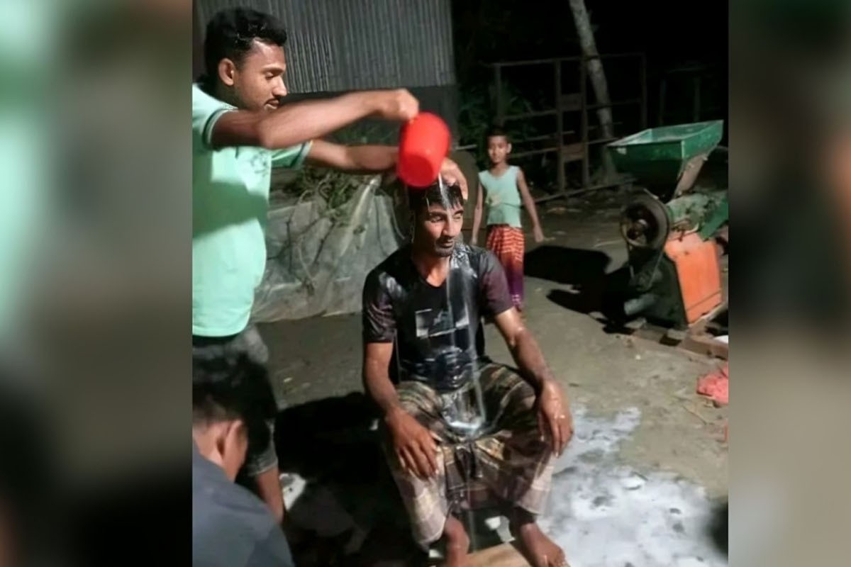 স্ত্রীকে তালাক দিয়ে ২০ লিটার দুধ দিয়ে গোসল করলেন স্বামী