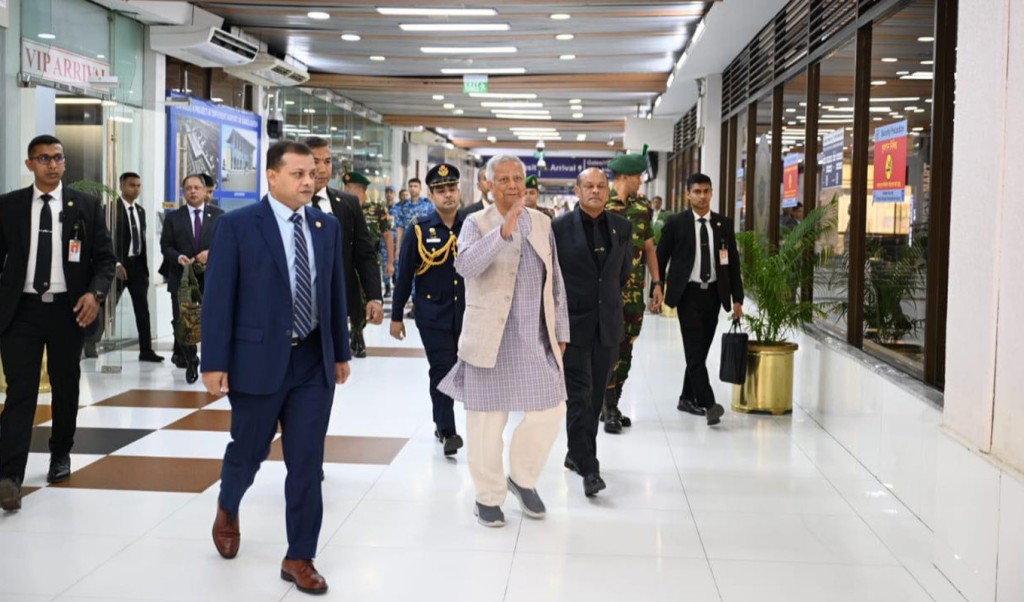 দেশে ফিরেছেন 1743820543 দেশে ফিরেছেন প্রধান উপদেষ্টা