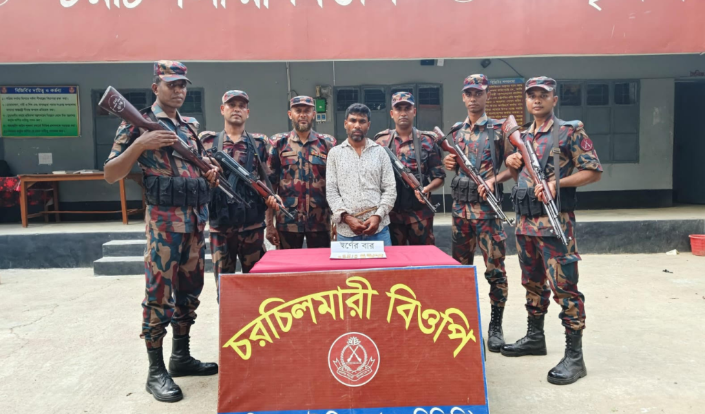 দৌলতপুর সীমান্তে স্বর্ণের বারসহ আটক ১ 1745335433 দৌলতপুর সীমান্তে স্বর্ণের বারসহ আটক-১