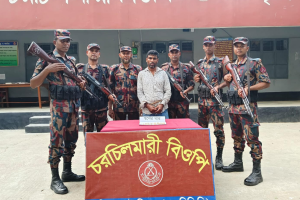 দৌলতপুর সীমান্তে স্বর্ণের বারসহ আটক-১