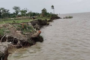 বর্ষা আসার আগেই শুরু কুন্ডেরচরে নদীভাঙন, হুমকিতে ঘরবাড়ি ও ফসলি জমি
