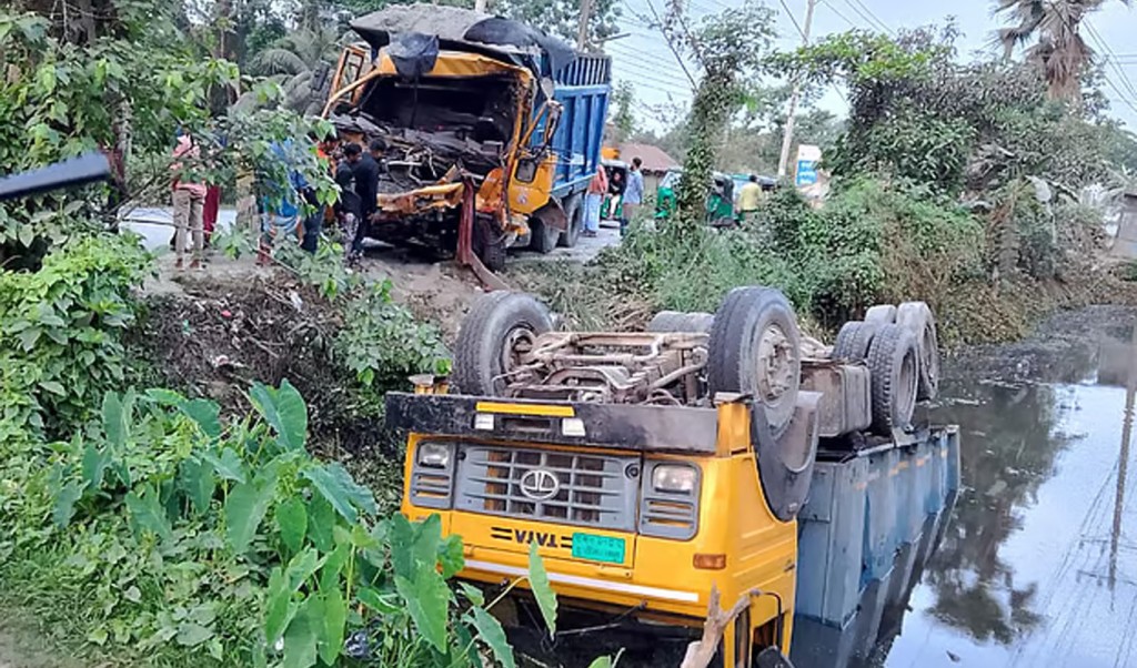 নোয়াখালীতে সড়কে দাঁড়িয়ে থাকা ট্রাকে আরেক ট্রাকের ধাক্কায় নিহত ২ 3 নোয়াখালী 1744778079 নোয়াখালীতে সড়কে দাঁড়িয়ে থাকা ট্রাকে আরেক ট্রাকের ধাক্কায় নিহত ২
