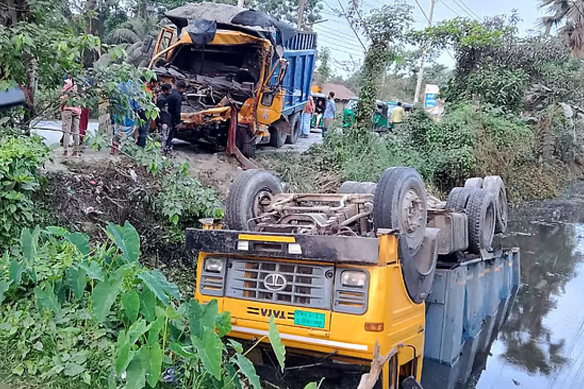 নোয়াখালীতে সড়কে দাঁড়িয়ে থাকা ট্রাকে আরেক ট্রাকের ধাক্কায় নিহত ২