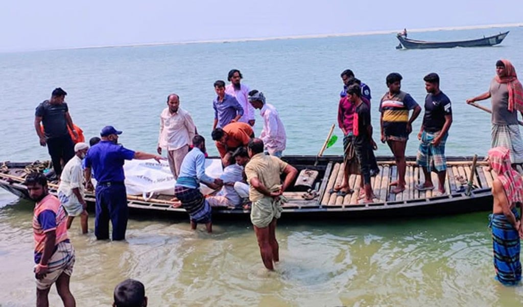 নৌকাডুবি 1743837840 পদ্মায় নৌকাডুবিতে স্বামী-স্ত্রীর মৃত্যু