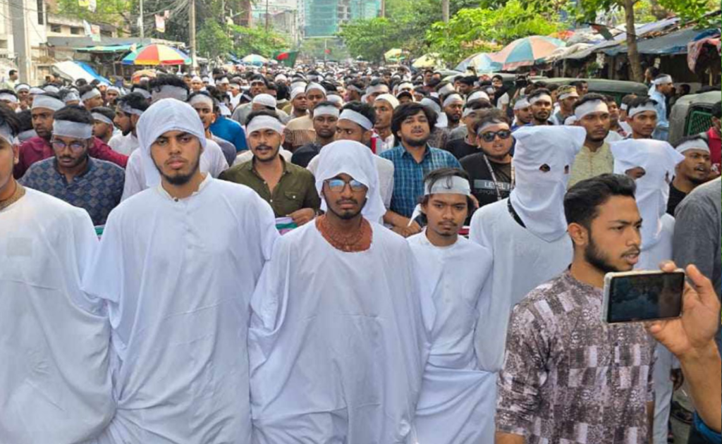 কাফনের কাপড় বেঁধে কারিগরি শিক্ষার্থীদের গণমিছিল 2 পলিটেকনিক শিক্ষার্থীরা 1744969429 কাফনের কাপড় বেঁধে কারিগরি শিক্ষার্থীদের গণমিছিল