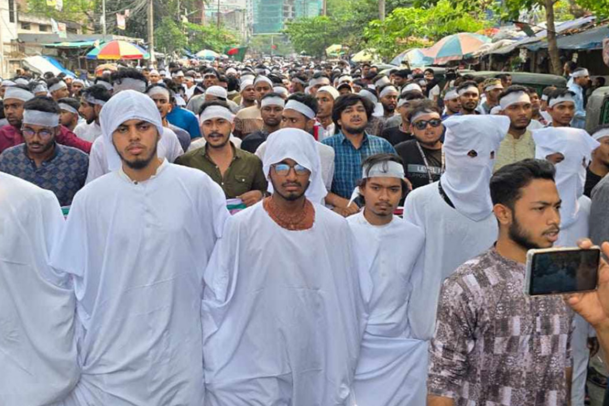 কাফনের কাপড় বেঁধে কারিগরি শিক্ষার্থীদের গণমিছিল