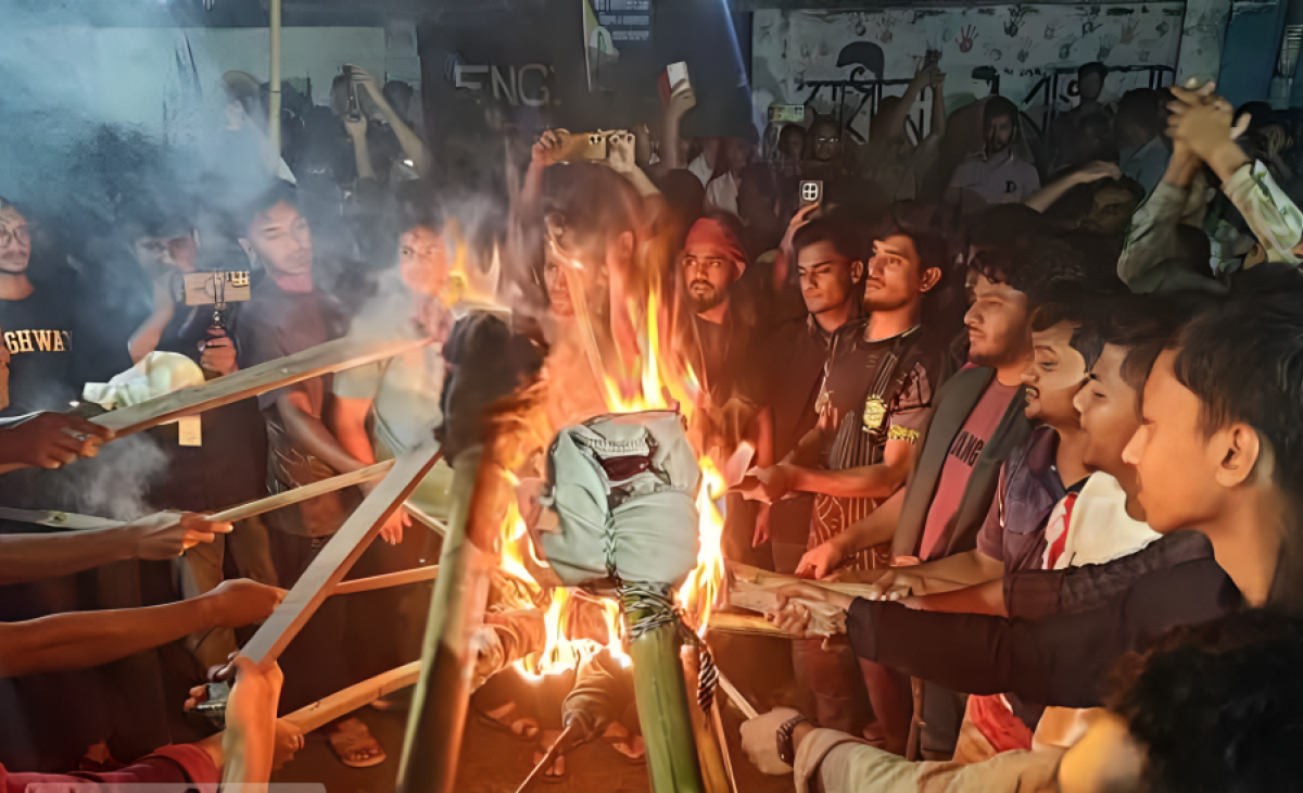 দুপুরে কাফনের কাপড় মাথায় গণমিছিলে নামছে পলিটেকনিক শিক্ষার্থীরা