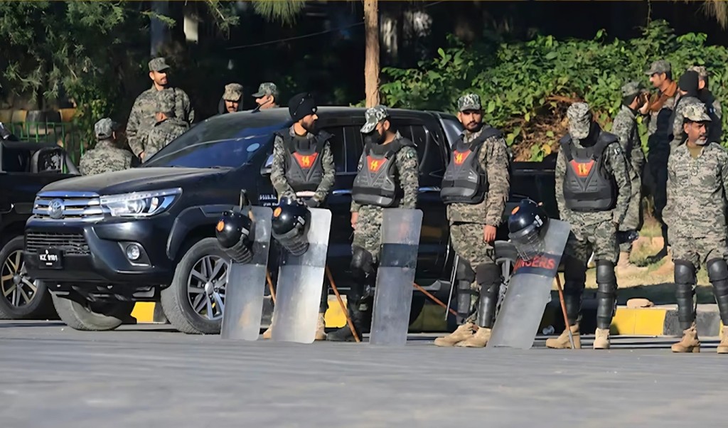 পাকিস্তানে সেনাবাহিনীর অভিযানে নিহত ১০ সন্ত্রাসী 1746011124 পাকিস্তানে সেনাবাহিনীর অভিযানে নিহত ১০ সন্ত্রাসী