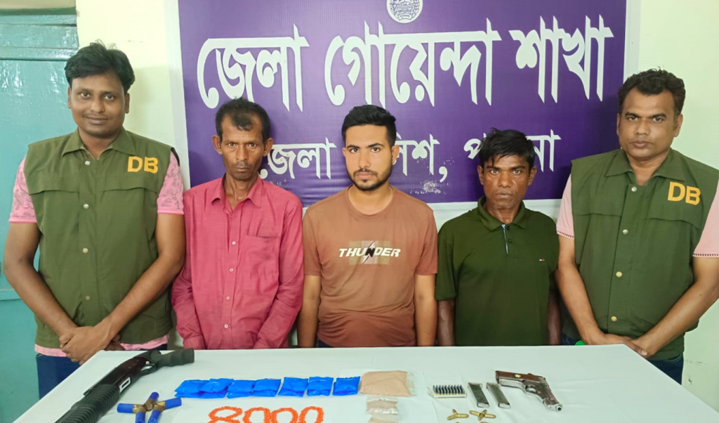পাবনায় মাদকসহ আটক 1745246682 পাবনায় ডিবি পুলিশের অভিযানে বিদেশি অস্ত্র-গুলি ও মাদক জব্দ, আটক ৪