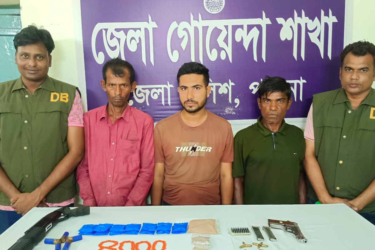 পাবনায় ডিবি পুলিশের অভিযানে বিদেশি অস্ত্র-গুলি ও মাদক জব্দ, আটক ৪