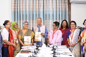 প্রধান উপদেষ্টার কাছে নারী বিষয়ক কমিশনের প্রতিবেদন, সুপারিশ বাস্তবায়নের নির্দেশ