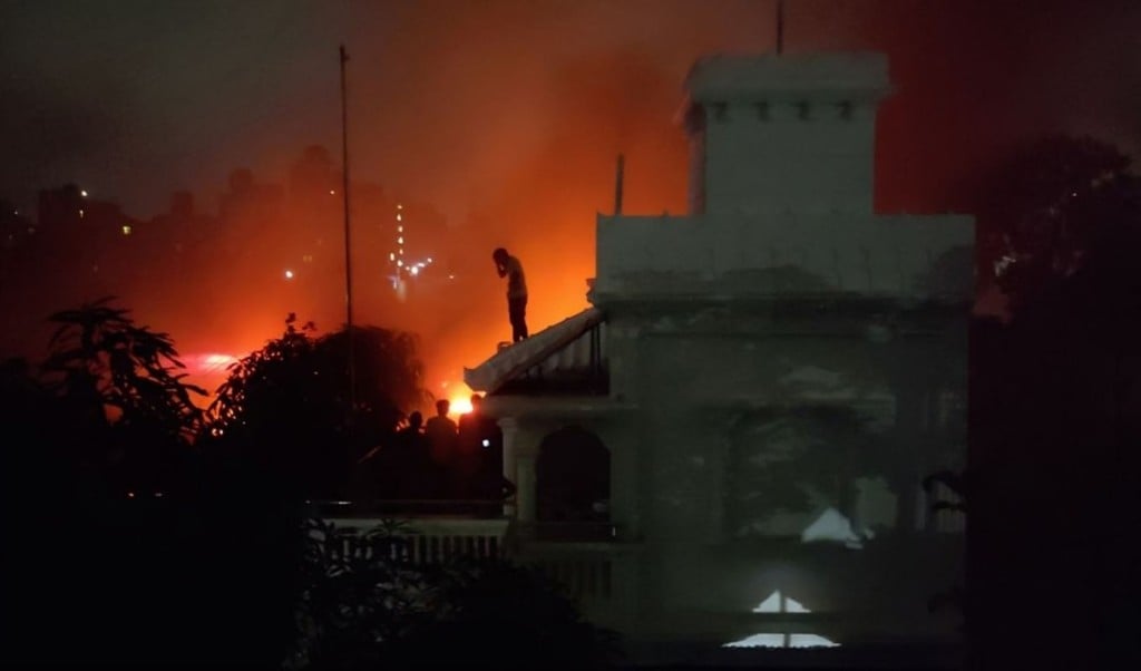 ফতুল্লায় অগ্নিকাণ্ড 1745374127 ফতুল্লায় জুটের গোডাউন ও ছাপাখানায় আগুন