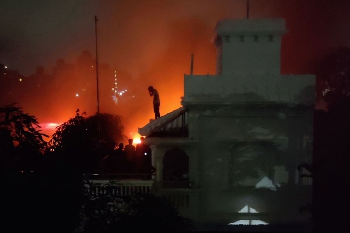 ফতুল্লায় জুটের গোডাউন ও ছাপাখানায় আগুন