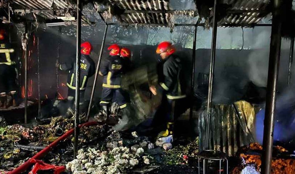 ফুলের 1743906617 শাহবাগে আগুনে পুড়লো ফুলের আট দোকান