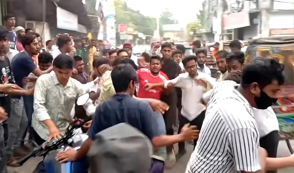 বগুড়ায় সারজিসের সামনেই এনসিপি ও বৈষম্যবিরোধীদের মধ্যে সংঘর্ষ ছুরিকাঘাত ২ 1746029444 বগুড়ায় সারজিসের সামনেই এনসিপি ও বৈষম্যবিরোধীদের মধ্যে সংঘর্ষ,ছুরিকাহত ২