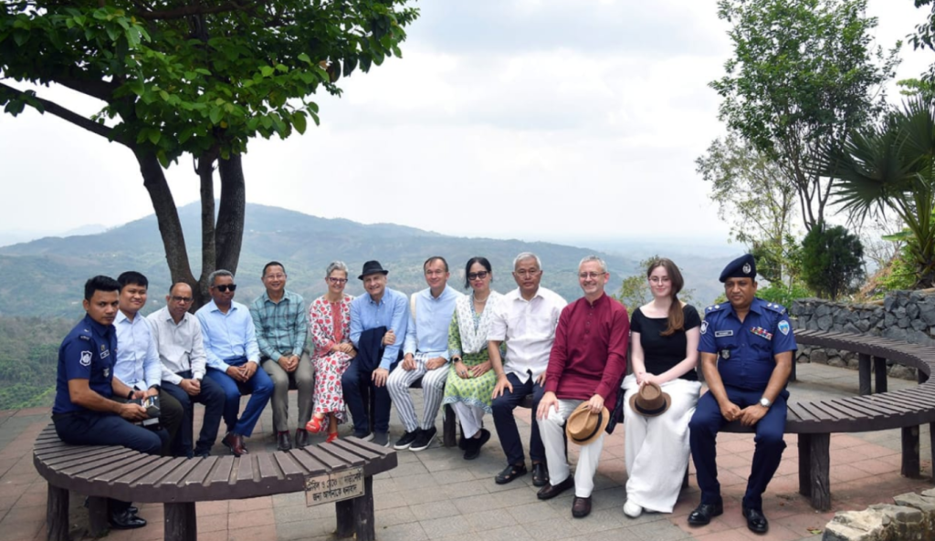 বান্দরবান 1744983583 বান্দরবানে পার্বত্য উপদেষ্টার সাথে ইউরোপীয় ইউনিয়নের রাষ্ট্রদূতসহ চার বিদেশি প্রতিনিধির সাক্ষাৎ