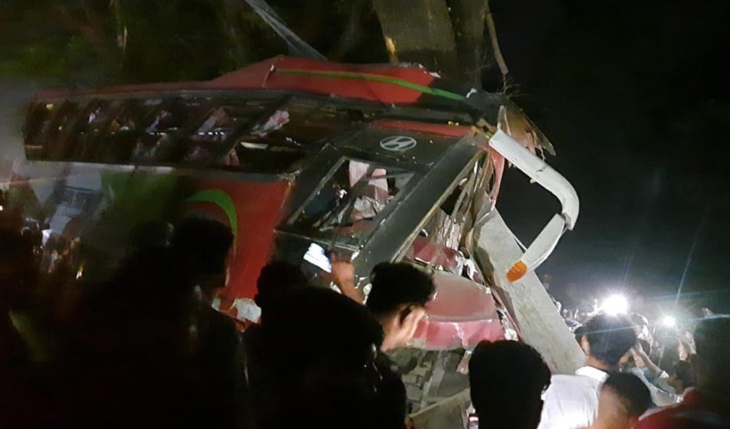 বাস দুর্ঘটনা 1743566050 কুমিল্লায় নিয়ন্ত্রণ হারিয়ে বৈদ্যুতের খুঁটিতে বাসের ধাক্কায় নিহত ৩, আহত ২০