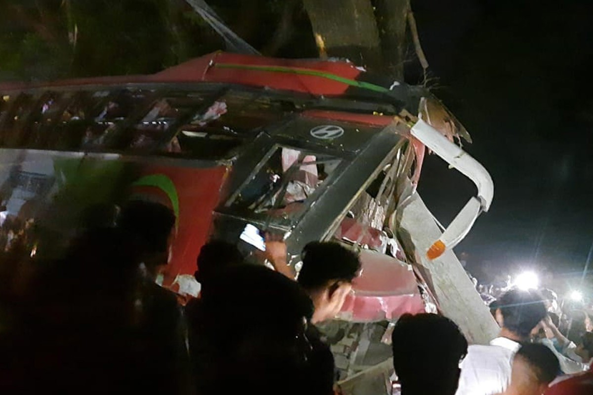 কুমিল্লায় নিয়ন্ত্রণ হারিয়ে বৈদ্যুতের খুঁটিতে বাসের ধাক্কায় নিহত ৩, আহত ২০