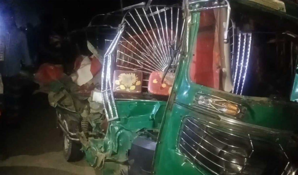 বাসের ধাক্কায় 1744339838 ময়মনসিংহে বাসের ধাক্কায় প্রাণ গেলো অটোরিকশার দুই যাত্রীর