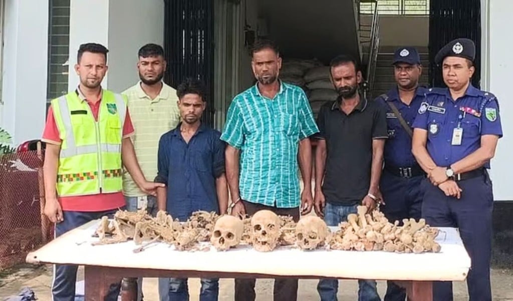ভালুকায় বাস তল্লাশিতে মানুষের খুলি হাড় উদ্ধার পাচারচক্রের ৩ সদস্য গ্রেপ্তার 1745248471 ভালুকায় বাস তল্লাশিতে মানুষের খুলি-হাড় উদ্ধার, পাচারচক্রের ৩ সদস্য গ্রেপ্তার