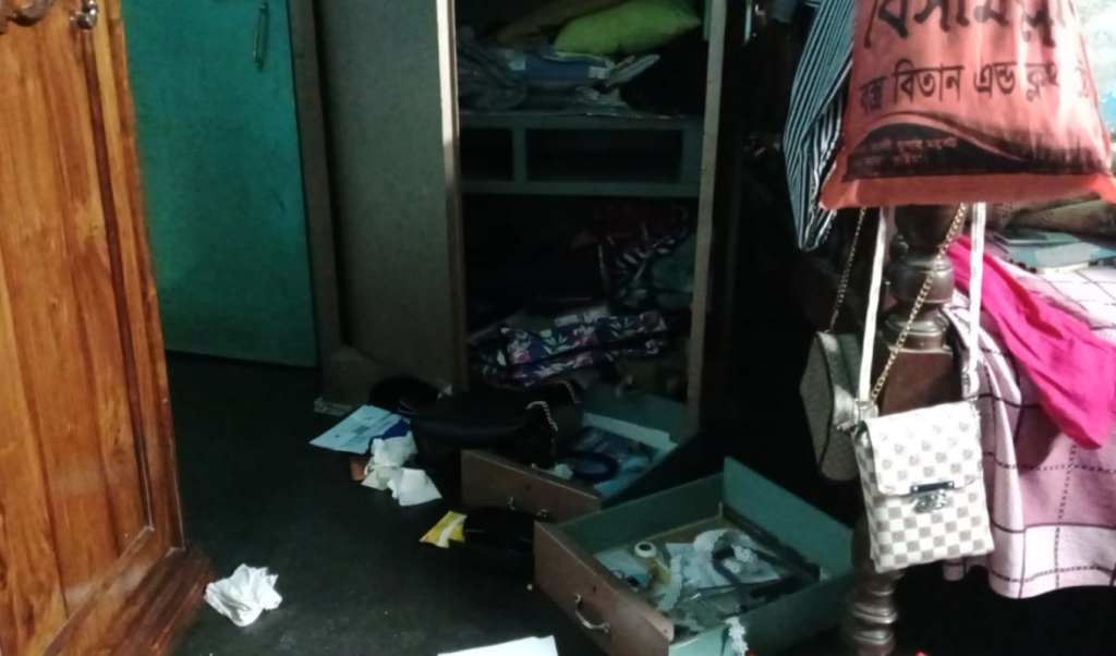 ভেড়ামারায় জানালার গ্রিল কেটে দিনের বেলায় দুর্ধর্ষ চুরি 1745337078 ভেড়ামারায় জানালার গ্রিল কেটে দিনের বেলায় দুর্ধর্ষ চুরি