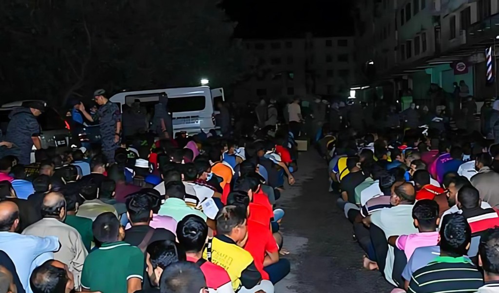 মালয়েশিয়ায় ১৬৫ বাংলাদেশিসহ ৫০৬ অভিবাসী আটক 4 মালয়েশিয়ায় ১৬৫ বাংলাদেশি 1744971117 মালয়েশিয়ায় ১৬৫ বাংলাদেশিসহ ৫০৬ অভিবাসী আটক