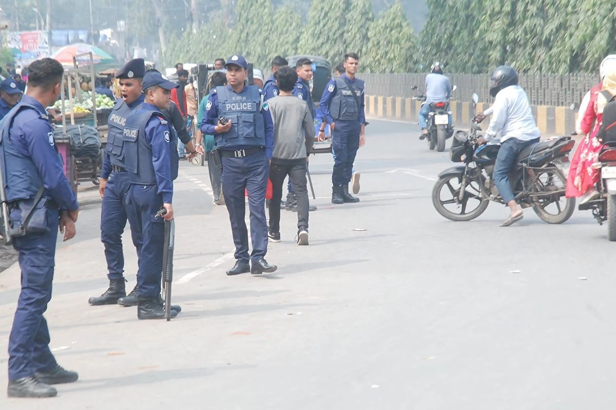 যশোরে আ. লীগের শীর্ষ স্থানীয় নেতাদের বাড়ি বাড়ি পুলিশের অভিযান