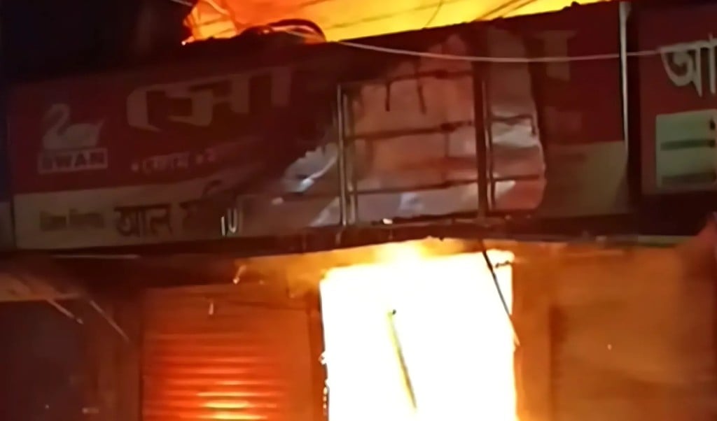 রাজধানীর মোহাম্মদপুর কৃষি মার্কেটের আগুন নিয়ন্ত্রণে 1745807302 রাজধানীর মোহাম্মদপুরে কৃষি মার্কেটের আগুন নিয়ন্ত্রণে