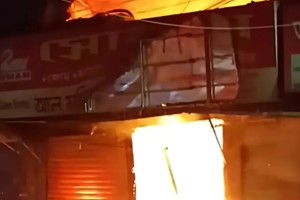 রাজধানীর মোহাম্মদপুরে কৃষি মার্কেটের আগুন নিয়ন্ত্রণে