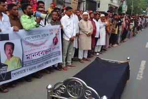 মেয়েকে উত্ত্যক্তের প্রতিবাদ করায় বাবা খুন, বিচার চেয়ে মরদেহ নিয়ে মানববন্ধন
