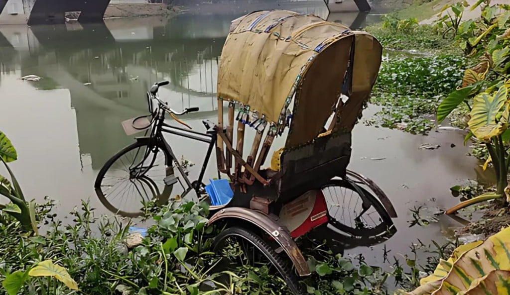 রিক্সা 1745249107 প্যাডেলচালিত দুটি রিকশা গুলশান লেকে ফেলে দিল ব্যাটারিচালিত রিকশাচালকরা