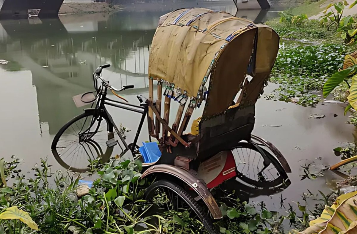 প্যাডেলচালিত দুটি রিকশা গুলশান লেকে ফেলে দিল ব্যাটারিচালিত রিকশাচালকরা