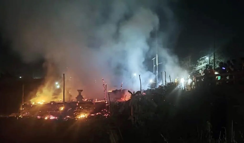 রোহিঙ্গা ক্যাম্পে 1744267183 রোহিঙ্গা ক্যাম্পে আগুনে পুড়ে ছাই ৯ দোকান